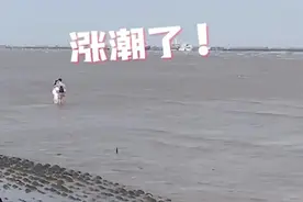 “别亲了！”情侣海边忘情激吻，旁人大声喊停图片