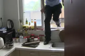 男子盗窃邻居家后回屋装睡 民警顺着脚印找上门了……图片