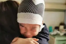 老师揪学生头发致皮骨分离被刑拘，家长称校方曾提议赔偿50万元了事图片