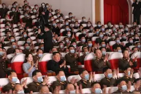 金正恩观看朝鲜人民军军属文艺演出图片