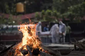 印度女子因父亲死于新冠伤心不已 纵身跳入火葬堆致严重烧伤图片