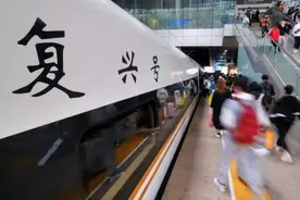 五一假期全国出游人次达2.3亿，人均出游4.18天视频封面