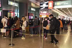 记者Vlog体验返程高峰，打车排队4小时地铁运行到凌晨视频封面