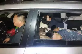 危险！小车高速赶夜路 后座改成“卧铺”三人并排睡图片