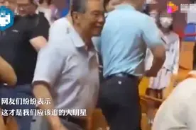 绝对“顶流”！游客偶遇钟南山，秒变追星族图片