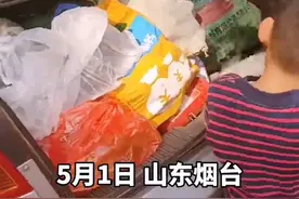 父母开车装满土特产看远嫁的女儿：车上只要没人坐的地方都放上图片
