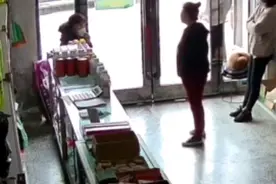“不行！不卖！”女子要买敌敌畏，店铺老板娘察觉不对劲，这个举动获赞无数图片