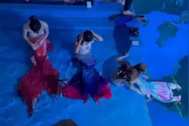 00后女孩海洋馆扮美人鱼：每天下水5次，很享受这份工作