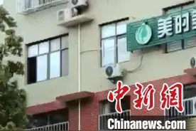 湖北咸宁：女童头部被卡身体悬空 众人联合施救图片