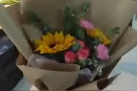 泪奔！男孩三年未归偷偷回家，妈妈竟一时没认出图片