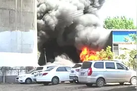 洛阳一仓库失火，滚滚浓烟致高铁龙门站断行图片