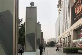 大广告牌风中摇摇欲坠，管理方：计划要拆，风大没来得及图片