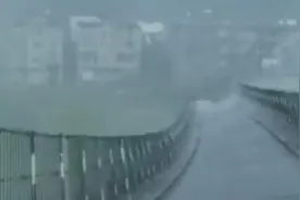 贵州一吊桥狂风中剧烈翻转，过桥车辆急停避险视频封面