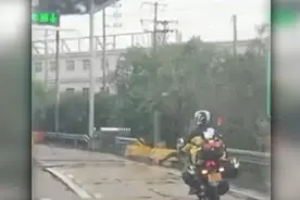 男子骑摩托车欲从浙江回山东，交警制止后护送下高速视频封面
