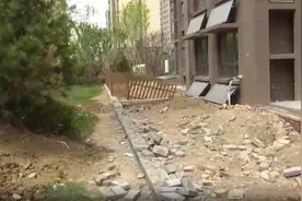 济南三箭瑞景苑二期阅山府小区一楼住户集体“扩院”开发商：多次协商无果 准备启动诉讼程序图片