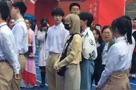 丁程鑫参加十八岁成人礼 上台发言：“我们都要勇敢的去追梦”图片