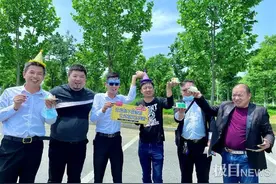 切蛋糕、唱生日歌、送汽车清洗剂，曹操出行在机场为师傅们庆生图片