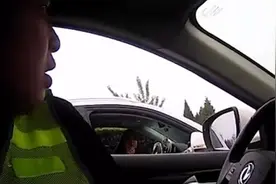 女司机在高速路行车道突然停车，为了向执勤民警问路视频封面