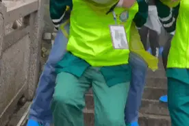女游客山上受伤，90后医生背其下数百级台阶，累到腿软…视频戳心图片