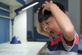 孩子突然变得暴躁、冲动、善变？当心这些“叛逆”行为，可能是抑郁症的表现视频封面