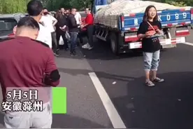 大型吃瓜现场！高速堵车正好堵了一辆卖瓜车 老板可高兴坏了图片