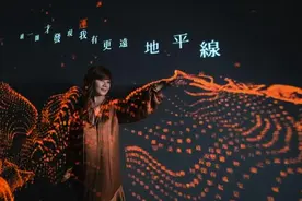 梁静茹与总裁男友分手后首露面 与好友有说有笑心情好图片