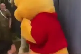 “道歉了还想干嘛？”熊孩子捶打上海迪士尼“噗噗熊”，家长强硬态度引争议图片