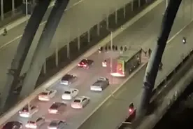 广西十几人压马路堵桥事件最新后续：多个单位及责任人被通报批评图片