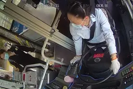 女学生公交卡欠费，爽朗女司机借百元充值：“能帮就帮嘛！”图片