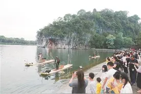 “坚持以人民为中心提高服务质量”丨重访习近平总书记视察广西线路之象鼻山公园图片