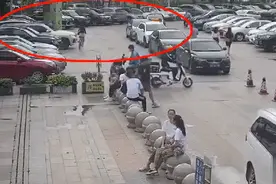 可怕！粤S宝马突然加速撞向另一小车！一女子被夹在中间图片
