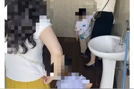 公共场所如厕尴尬上热搜 妈妈带男童进女厕合适吗？图片