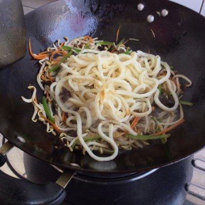 炒饼丝怎么做好吃（妈妈最拿手的炒饼丝）