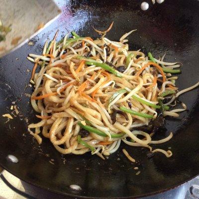 炒饼丝怎么做好吃（妈妈最拿手的炒饼丝）