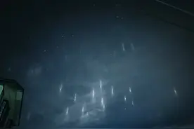 日本多地夜空现神秘光柱 网友：以为是外星舰队图片