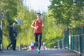 他是“全国跑得最快的快递员”，上班背着跑鞋，送件当作负重训练图片