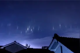 日本多地夜空出现神秘光柱，网友：外星舰队？图片