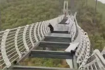 惊险！景区高空玻璃栈道的玻璃掉了，所幸无人伤亡图片