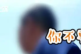 男子错过高速出口紧急倒车，后车避让不及猛烈追尾弹出气囊视频封面