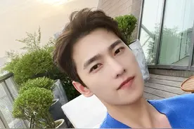 杨洋晒帅气照侧颜棱角分明 造型清爽利落图片