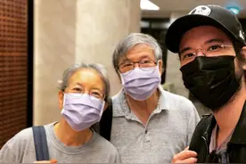 王力宏罕见晒出与父母合照 一家人开心看电影图片