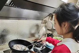 小学生与妈妈“换岗”，没想到自己被累倒图片