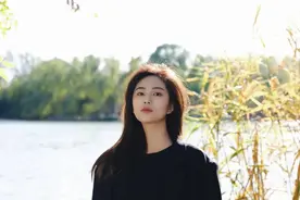 看完《悬崖之上》发现这位宝藏新人女演员，又A又飒人称“小余男”图片