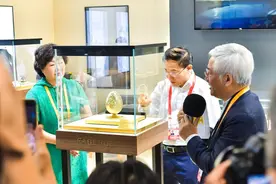 服饰箱包、美妆用品等上百款新品在消博会上首发首秀图片