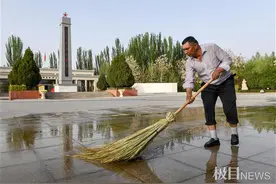 极目中国万里行 | 新疆父子接力为烈士守墓图片