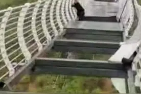 吓人！高空栈道玻璃突然大片掉落图片