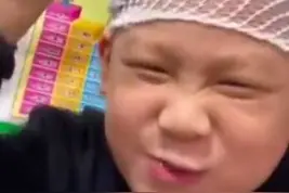 熊孩子录视频向老师请假，网友：多给他留点作业图片