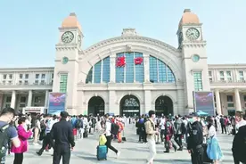 汉口火车站赢取历史最高客流极值“大考”图片