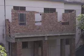 三仙湖镇：村民在国道旁违规建房 多部门联合执法将其拆除图片