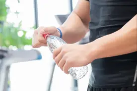 19岁男生一个月狂喝水，减肥30斤却进急诊！医生：再晚一步有生命危险图片